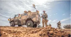  ?? FOTO: MICHAEL KAPPELER/DPA ?? Ein Soldat der Bundeswehr steht am Flughafen nahe dem Stützpunkt in Gao im Norden Malis.