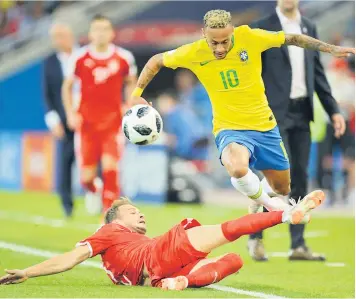  ??  ?? HABILIDOSO. Neymar supera con categoría al serbio Adem Ljajic.