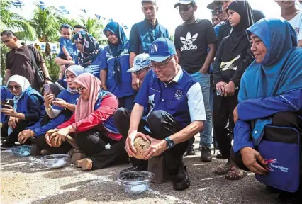  ?? — Bernama ?? Family spirit: Ismail Sabri and local residents participat­ing in a Malaysian Family sports event in Kampung bukit Serdang, bera.