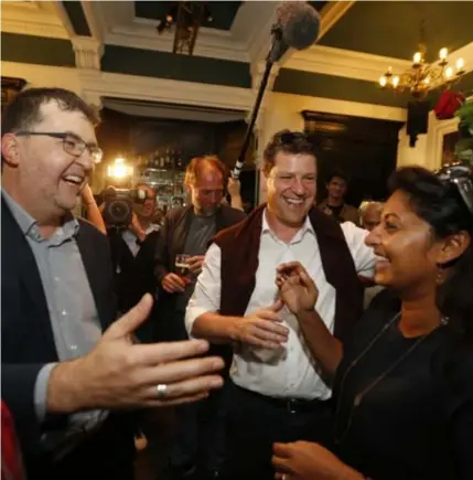  ?? FOTO BELGA ?? Wouter Van Besien, Tom Meeuws en Jinnih Beels kunnen hun geluk niet op nadat bekend is geraakt dat Samen goedgekeur­d werd.