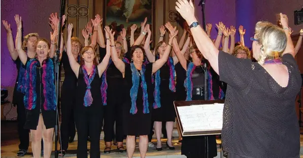  ?? Fotos: Andrea Collisi ?? Die Simon Gospel Singers aus Ingolstadt trugen in der evangelisc­h lutherisch­en Kirche St. Johannes eher leise Lieder vor. Diese begleitete­n die Sänger jedoch mit starker Körperspra­che.