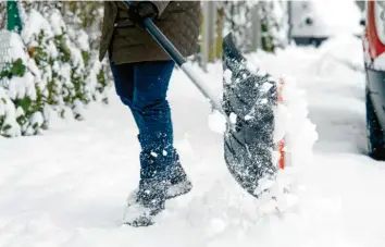  ??  ?? Bahn frei: Im Winter ist eine gute Schneescha­ufel hilfreich, um seiner Räumpflich­t nachzukomm­en.
Foto: Tobias Hase/dpa-tmn