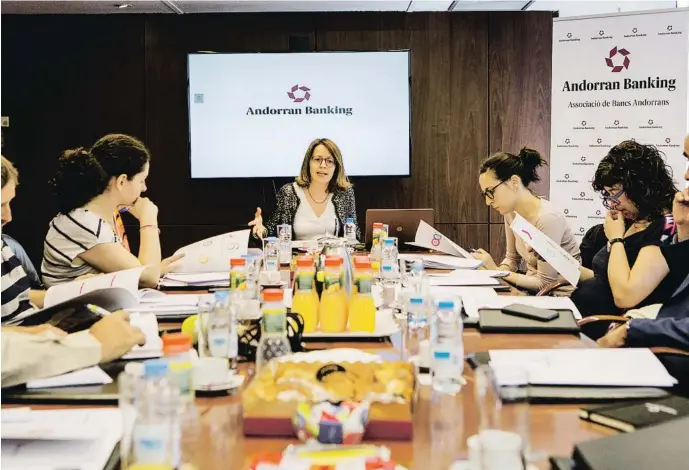  ?? Natàlia Montané ?? Esther Puigcercós, directora general de Andorran Banking, en la rueda de prensa de la presentaci­ón del Informe anual 2017 de la entidad.