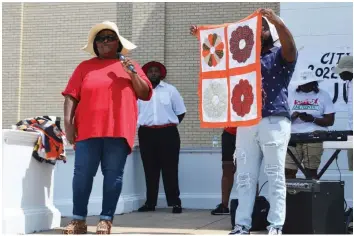  ?? (Special to The Commercial/Richard Ledbetter) ?? Ladonna Reed Hall described one of many coded quilt patterns used by the undergroun­d railroad to convey secret messages to African Americans escaping north from slavery.