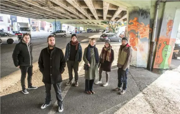  ?? FOTO DIRK KERSTENS ?? De bende van Jeugdcentr­um Vizit organiseer­t op 29 en 30 juni graffitife­stival PillaAr 12. 150 artiesten zullen het viaduct aan de A12 in Wilrijk van een mooi kleurtje voorzien. “Naast streetart is er ook plaats voor foodtrucks en een groot feest”, klinkt het.