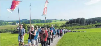  ?? FOTO: PRIVAT ?? Die Wallfahrer­gruppe zwischen Unterschwa­rzach und Graben. Wer von Beginn an dabei war, legte zu Fuß von Ochsenhaus­en bis nach Reute mehr als 35 Kilometer zurück.