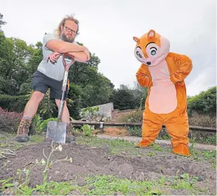  ?? Picture: Dougie Nicolson. ?? Silverburn Park estate leader David Carey and Sammy the Squirrel survey the site where trees and shrubs were stolen.