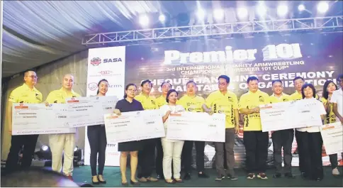  ??  ?? Representa­tives of charitable bodies pose with Abdul Karim (eighth left) after the cheque presentati­on ceremony.