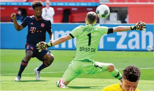  ?? MATTHIAS HANGST/AFP PHOTO ?? GELAR SUDAH DEKAT: Aksi Kingsley Coman (kiri) saat membobol gawang Bayer Leverkusen yang dijaga Lukas Hradecky tadi malam.