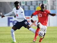  ?? JOE KLAMAR /AFP PHOTO ?? DITUNGGU NEGERI LELUHUR: Callum Hudson-Odoi (kiri) ketika menghadapi Swiss di pentas Euro U-21 pada 25 Maret 2021.