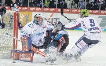  ?? FOTO: DIREVI ?? Die Schwenning­er Wild Wings werden auch in den nächsten Spielen in Mannheim und in Augsburg dahin gehen müssen, wo es weh tut. Hier lernt Istvan Bartalis (blau) die Härte der Iserlohner Sebastian Dahm (links) und Luibi Caporusso kennen.