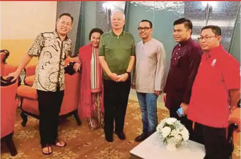  ?? PIC COURTESY OF DATUK NAWAWI AHMAD ?? Former prime minister Datuk Seri Najib Razak and his wife, Datin Seri Rosmah Mansor, at Langkawi Internatio­nal Airport on Sunday. With them are Langkawi Umno division chief Datuk Nawawi Ahmad (right) and other division leaders.