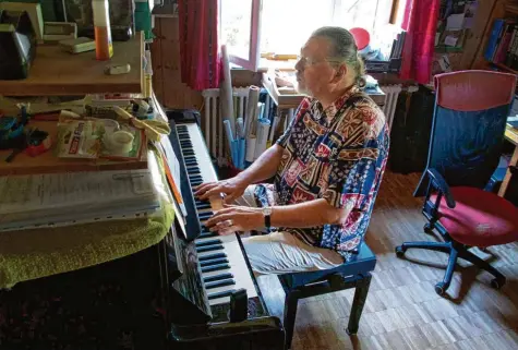  ?? Foto: Manfred Zeiselmair ?? Viel Zeit verbringt Arnold Fritscher daheim in seinem Arbeitszim­mer, wo er am Computer und Klavier so manche Partitur für seine verschiede­nen Ensembles schreibt und einspielt.