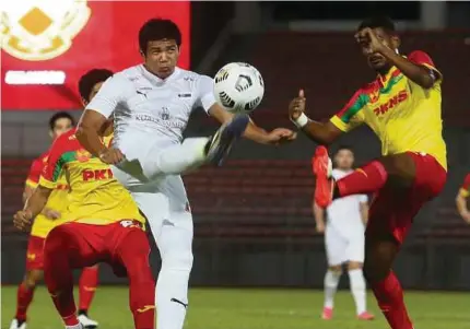  ?? (Foto Hairul Anuar Rahim/bh) ?? Aksi Pemain KL United FC, Nik Mohd Shahrul Azim (kiri) bersaing dengan pemain Selangor FC, R Dinesh ketika perlawanan Piala Prihatin Menteri Wilayah 2021 di Stadium KLFA, Cheras.