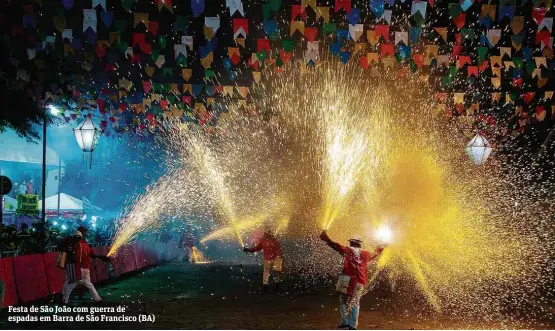  ??  ?? Festa de São João com guerra de espadas em Barra de São Francisco (BA)