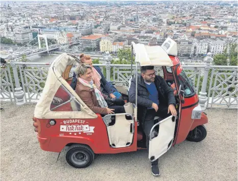  ?? FOTOS: BIRGIT KÖLGEN ?? Mit dem Tuk-Tuk auf dem Gellertber­g: Fahrer Bertalan präsentier­t den schönsten Blick auf Budapest.