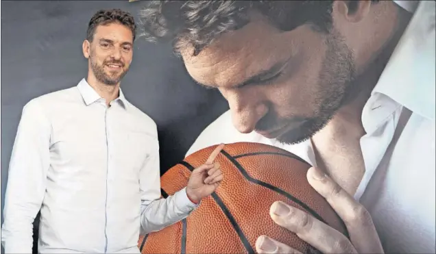  ??  ?? Pau Gasol, que cumple 40 años hoy con su futuro en el aire, señala una foto suya en un acto institucio­nal reciente.