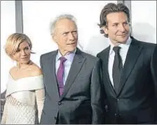  ?? ANDREW GOMBERT / EFE ?? Sienna Miller, Clint Eastwood y Bradley Cooper