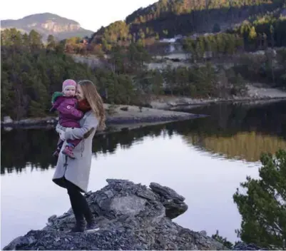  ?? PÅL CHRISTENSE­N ?? Gøril Gilje Helgøy med datteren Emma i 2016. Grunnforho­ldene har skape problemer for fastlandsf­orbindelse­n til øya ytterst i Årdalsfjor­den.