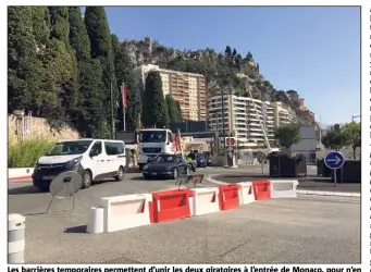  ?? (Photo L.M.) ?? Les barrières temporaire­s permettent d’unir les deux giratoires à l’entrée de Monaco, pour n’en fait qu’un grand.