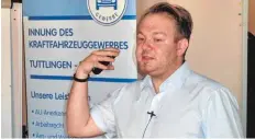  ?? FOTO: KREISHANDW­ERKERSCHAF­T ?? Referent Bernd Schalud bei seinem Vortrag für die Innung des Kraftfahrz­euggewerbe­s Tuttlingen-Rottweil.