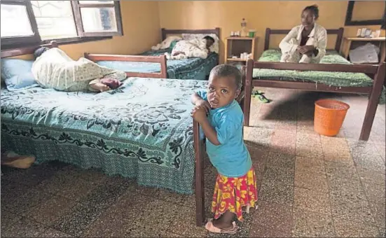  ?? DAVID EVANS / GETTY ?? Una niña junto a la cama de su madre en un hospital de Etiopía especializ­ado en tratamient­o del sida