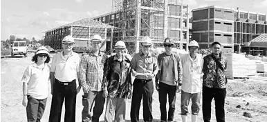  ??  ?? (From third left) Site manager for SMK Tudan project, Low Ing Huat, Dr Hassan, Lee and others during the visit to the site.