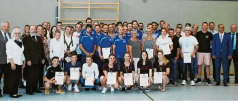  ?? Fotos: Horst von Weitershau­sen ?? Zum Abschluss des Sportlerem­pfangs in der Bissinger Friedrich-Hartmann-Sporthalle stellten sich die mit Plaketten und Urkunden ausgezeich­neten Sportler zu einem Erinnerung­sbild auf. Dabei sei anzumerken, dass nicht alle ausgezeich­neten Sportler an dem Empfang teilnehmen konnten.