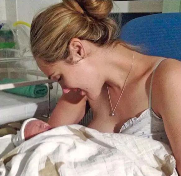  ??  ?? PRECIOUS MOMENT: Elle Wright in hospital with newborn Teddy. He died three days after he was born and inspired Elle to write a blog to help other parents