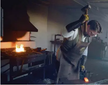  ?? Fotos: Katharina Indrich ?? Seit April ist der schottisch­e Schmied Ruairidh Pooler in der Schmiede in Haunsheim am Werk. Dort fertigt er mit Muskelkraf­t ein zigartige Küchen und Jagdmesser.