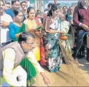  ?? HT PHOTO ?? TMC leaders and supporters on Saturday at the ground where the BJP was scheduled to hold a rally.