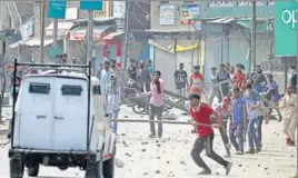  ?? HT FILE/WASEEM ANDRABI ?? Protesters throw stones at a police vehicle in Anantnag, south of Srinagar.