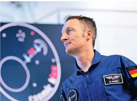  ?? FOTO: ROLF VENNENBERN­D/DPA ?? Der deutsche Astronaut Matthias Maurer berichtet in Köln von seiner bevorstehe­nden Mission zur ISS.