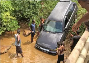  ?? Photo: Josefa Babitu ?? The submerged vehicle being pulled out of the river near Wailekutu Settlement.