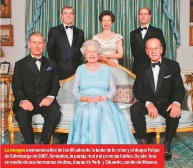  ??  ?? La imagen conmemorat­iva de los 60 años de la boda de la reina y el duque Felipe de Edimburgo en 2007. Sentados, la pareja real y el príncipe Carlos. De pie: Ana en medio de sus hermanos Andrés, duque de York, y Eduardo, conde de Wessex.