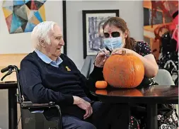  ?? ?? Tizzy Blake helps resident Gordon decorate a pumpkin