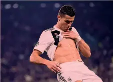  ?? LAPRESSE ?? Esultanza con mini strip-tease per Cristiano Ronaldo, 33