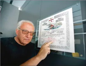  ??  ?? L’U. I. M. délivre un diplôme illustré à la main au détenteur d’un record du monde. La collection Buzzi en compte plus de quarante.