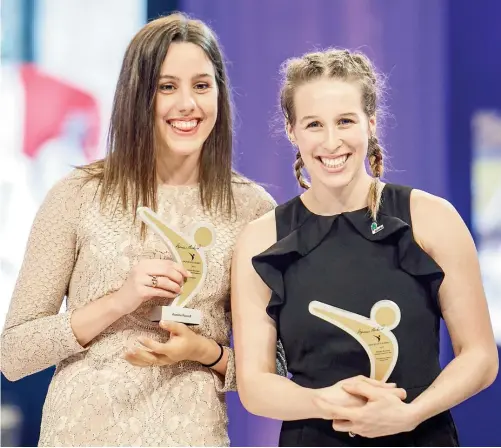  ??  ?? La paranageus­e Aurélie Rivard et la patineuse de vitesse Marianne St-Gelais ont partagé le titre d’athlète féminine internatio­nale lors du Gala Sports Québec qui a eu lieu hier soir à Laval.
