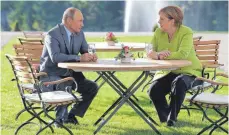  ?? FOTO: AFP ?? Angela Merkel und Wladimir Putin im Meseberger Garten.