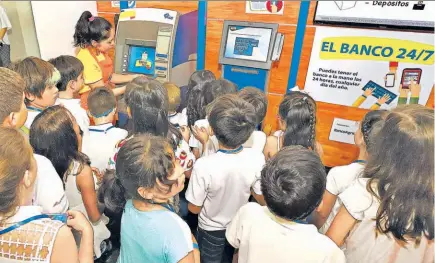  ??  ?? Compromiso. En el Museo Tin Marín, el Banco Agrícola mantiene desde hace 10 años un espacio educativo financiero para niños.