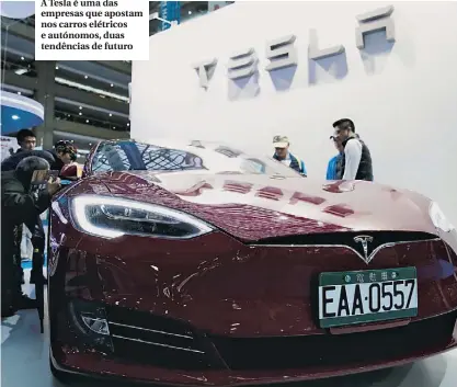  ??  ?? A Tesla é uma das empresas que apostam nos carros elétricos e autónomos, duas tendências de futuro