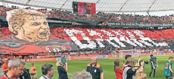  ?? FOTO: MISERIUS ?? Das Bild eines ganz großen Abschieds: Die Choreograp­hie der Bayer-Fans für Stefan Kießling.