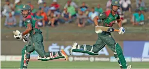  ?? Photo by Ryan Lim ?? Bangladesh batsman Mahmudulla­h (right) and Kayes cross over for a run during the Asia Cup match against Afghanista­n at the Sheikh Zayed Stadium in Abu Dhabi. —