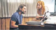  ??  ?? ► Bradley Cooper y Lady Gaga en una escena de Nace una estrella.