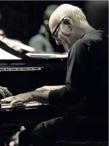  ??  ?? Stasera il concerto
Ludovico Einaudi al piano, in uno scatto tratto dal sito del musicista e compositor­e, che si esibirà in Piazza Sempione dalle 20.30 circa