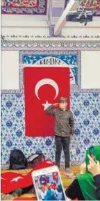  ?? BILD: SN/FACEBOOK/SCREENSHOT ?? Ein Bursch in Uniform salutiert in der Wiener ATIB-Moschee vor der türkischen Fahne.