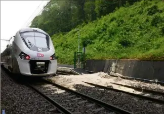  ?? (DR) ?? La SNCF a l’obligation d’entretenir « une bande longitudin­ale dont la largeur est fixée par l’autorité administra­tive compétente de l’Etat et qui ne peut excéder  mètres à partir du bord extérieur de la voie ».
