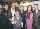  ?? BRUCE GLIKAS / GETTY ?? Malia y Barack Obama con Danny DeVito, Mark Ruffalo, Jessica Hecht y Tony Shalhoub, en Broadway, el viernes