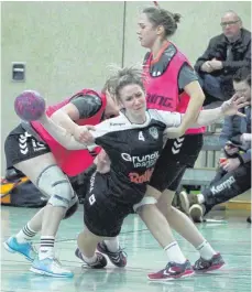  ?? FOTO: DIREVI ?? Auch bei den Handballfr­auen wird hart zugepackt. Hier versuchen zwei Schömberge­r Spielerinn­en Carina-Marie Schmitz von der HSG Baar zu stoppen. Die HSG empfängt am Sonntag die HSG Neckartal.